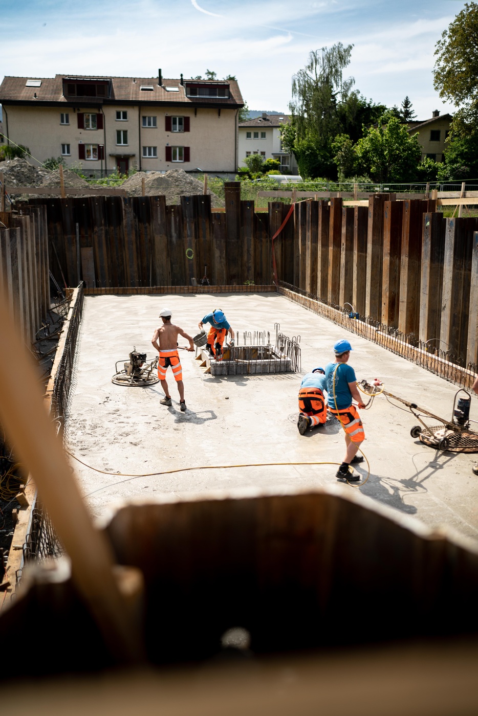 Eine Baustelle ist ein geschäftiges und faszinierendes Umfeld, in dem ein vielfältiges Spektrum von Bauarbeiten stattfindet. 🛠